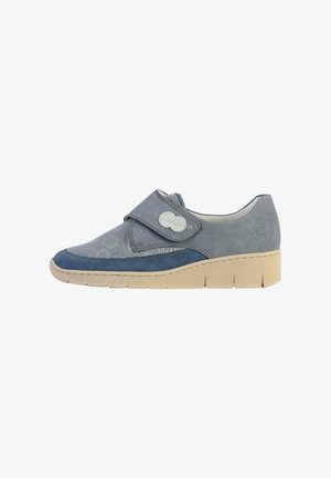 Scarpa in suede blu-grigio con parte anteriore a motivo, suola flessibile beige e singolo cinturino regolabile con velcro con dettaglio in argento.