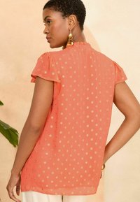 Love & Roses METALLIC RUFFLE V NECK FLUTTER SLEEVE  REGULAR FIT - Blúz - orange