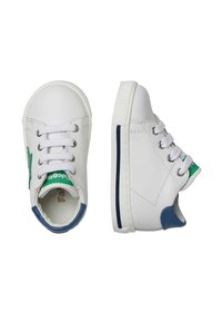 Sneaker bianche basse con design a lacci, dettagli verdi e blu, suola in gomma e finiture testurizzate sui lati e sul tallone.