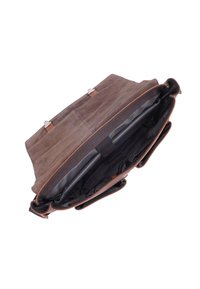 Donkerbruine suède schoudertas met leren accenten, met een ruime zwarte binnenkant met meerdere compartimenten en veilige sluithardware.