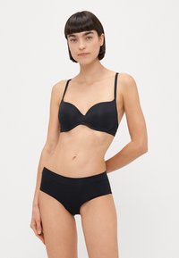 Set di lingerie nera composto da un reggiseno imbottito e liscio con spalline regolabili e un coordinato perizoma a vita alta, entrambi realizzati in un tessuto elegante.