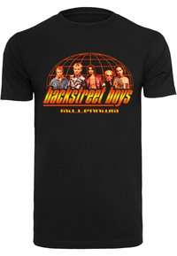 Melnas kokvilnas T-krekls ar krāsainu grafiku, kurā ir rakstīts "Backstreet Boys" un "Millennium" virs stilizētiem piecu cilvēku attēliem.