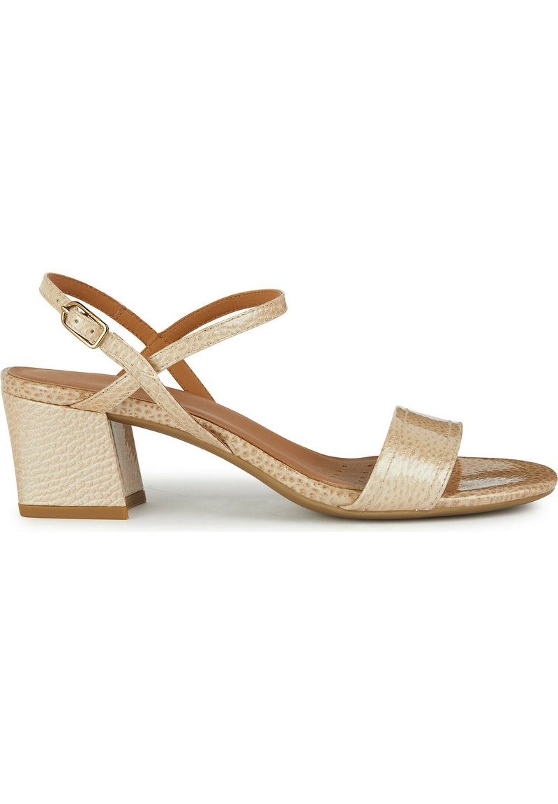 Sandale en cuir beige avec une finition texturée, bout ouvert, deux brides de cheville ajustables et un talon bloc d'environ 5 cm de haut.