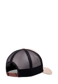 Beige és fekete hálós trucker sapka állítható barna snapback pánttal, hátulról bemutatva, fehér háttér előtt.
