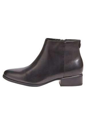 Bottine en cuir noir à talon bloc bas, fermeture éclair latérale et bout arrondi, vue de profil sur fond blanc.