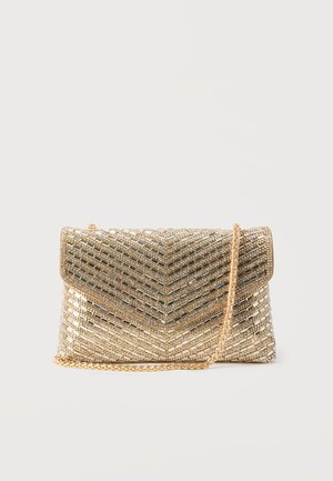 Goldfarbene Clutch-Tasche mit Perlen und Chevron-Muster sowie goldener Kettenriemen vor einem schlichten hellen Hintergrund.