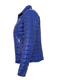 Blaue Lederjacke mit einem gesteppten Design, ausgestattet mit einer seitlichen Reißverschlusstasche und einem Kragen. Die Textur wirkt glatt und leicht glänzend.