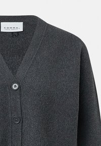 Ciemnoszary kardigan z dekoltem w serek, charakteryzujący się teksturowanym materiałem, sześcioma guzikami i metką z napisem "COMMA, CASUAL IDENTIFY."