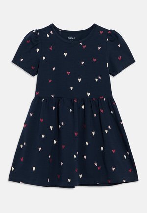 Tumesinine kleit lühikeste muhklikute varrukatega, millel on volangiline seelik. Kaunistatud erineva suurusega mitmevärviliste südamekujudega, mõnel neist sädelevad detailid.