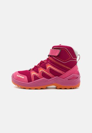 Mittelhoher Wanderschuh mit einem Obermaterial aus pinkem und magentafarbenem Textil sowie orangefarbigen Akzenten, einem Klettverschluss und einer robusten Laufsohle für guten Halt.