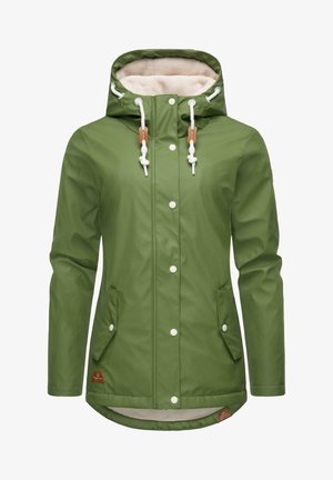 Veste imperméable verte avec une doublure intérieure crème douce, capuche réglable et deux poches latérales. Équipée de garnitures blanches et d'accents en cuir.