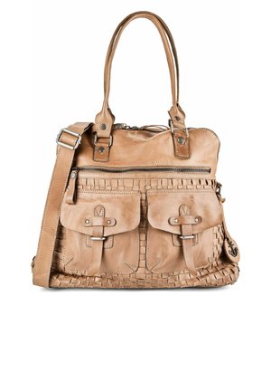 Bolso tote de cuero marrón claro con doble asa, correa de hombro ajustable, bolsillo frontal con cremallera y dos bolsillos con solapas y hebillas, detalles tejidos en la base.