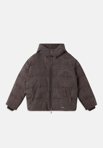 Πουκάμισο με επένδυση από σκούρο καφέ ύφασμα, που διαθέτει ανάγλυφο μοτίβο. Έχει κλείσιμο με φερμουάρ μπροστά, κουκούλα και ελαστικές μανσέτες. Μινιμαλιστικός σχεδιασμός με δύο μπροστινές τσέπες.