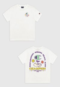 Witte katoenen t-shirt, korte mouwen, met kleurrijke grafische ontwerpen aan de voor- en achterkant met tekst, logo en bloem elementen.