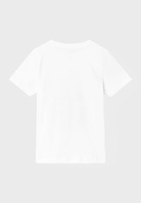 Camiseta de algodón blanca, de mangas cortas, cuello redondo, textura suave, diseño liso, sin gráficos ni patrones, vista trasera sin adornos.