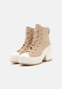 Converse CHUCK 70 DE LUXE HEEL PLATFORM - Bottines à talons hauts - warm quarry/egret