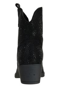 Botín negro de ante a la altura del tobillo con un acabado texturizado, adornado con strass, con un borde superior en punta y un robusto tacón cuadrado.