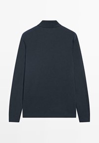 Polo manches longues de couleur marine avec une texture douce et un ourlet droit. Il présente un col classique et ne comporte aucun logo ou motif visible.