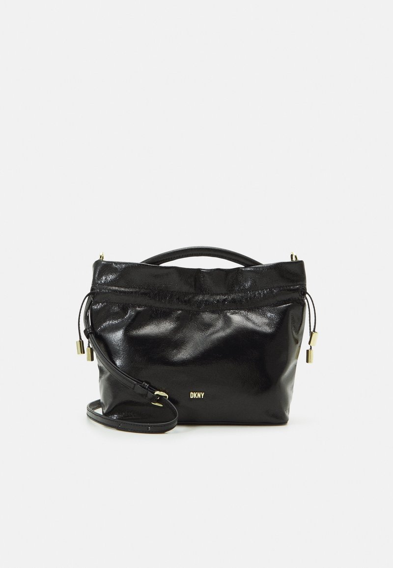 Mustakäsineinen nahkalaukku kiiltävällä pinnalla, joka on suljettu nyörein, varustettuna lyhyellä kahvalla ja irrotettavalla olkahihnalla. Kultaisenväriset metalliosat.