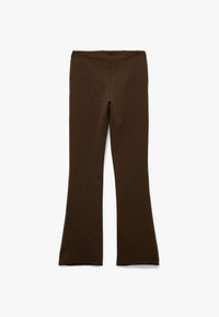 Leggings marrones acampanados hechos de tejido suave, con cintura alta y una textura suave, diseñados para comodidad y facilidad de movimiento.