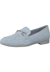 Jasnoniebieskie mokasyny z plecioną fakturą, gładkimi akcentami i srebrnym łańcuszkiem na froncie. Płaska podeszwa, zaokrąglony czubek i wyściełane wnętrze.