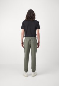 Calvin Klein Jeans TECHNICAL BADGE PANT - Joggebukse - dusty olive