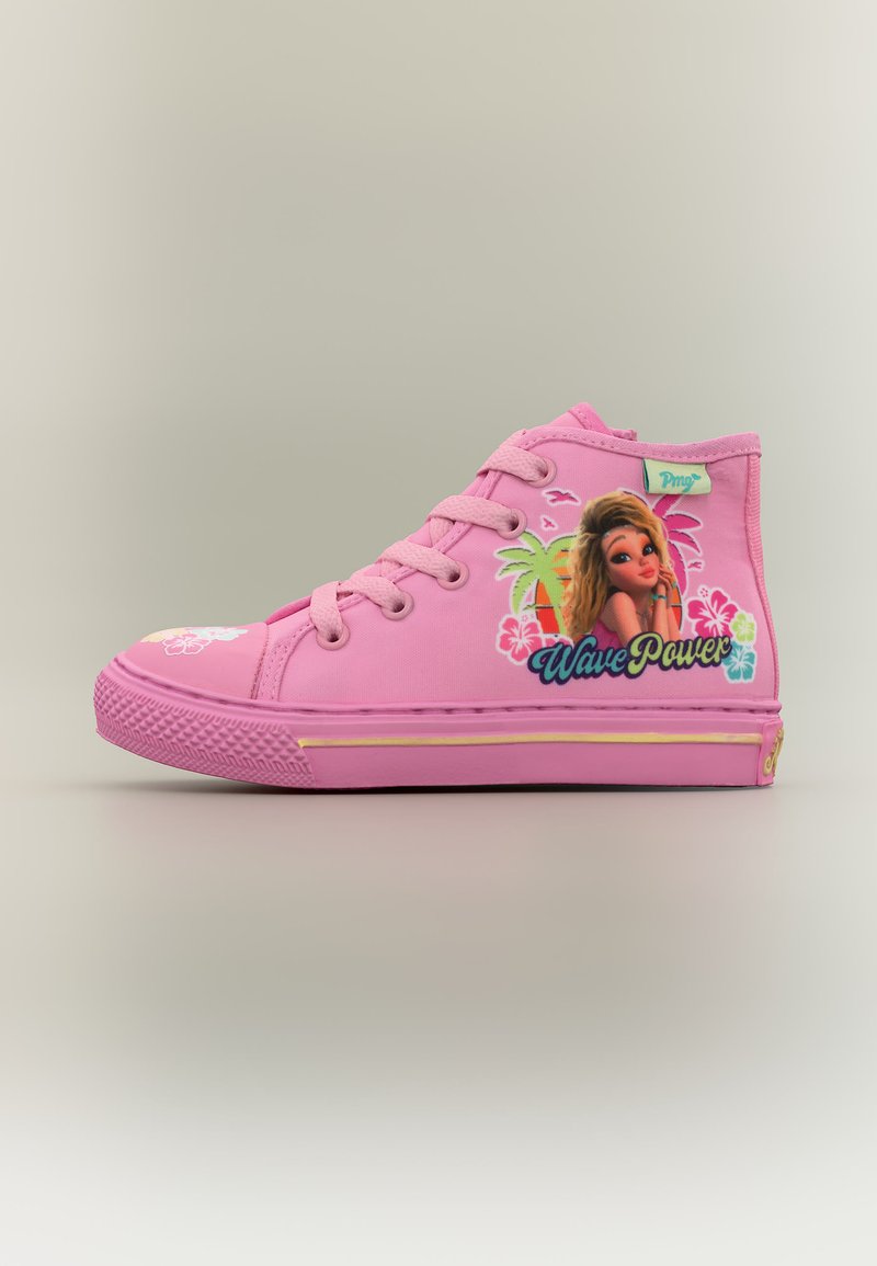 Lyserød højtopsneaker med snørrebånd, tropisk blomsterdesign, palmer og teksten "Wave Power" sammen med en tegneserie pige med langt hår.