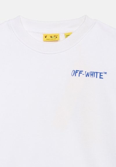 Λευκό T-shirt με στρογγυλή λαιμόκοψη και μικρό μπλε κείμενο "OFF-WHITE™" στο αριστερό στήθος, με κίτρινες ετικέτες της μάρκας στο εσωτερικό του γιακά.