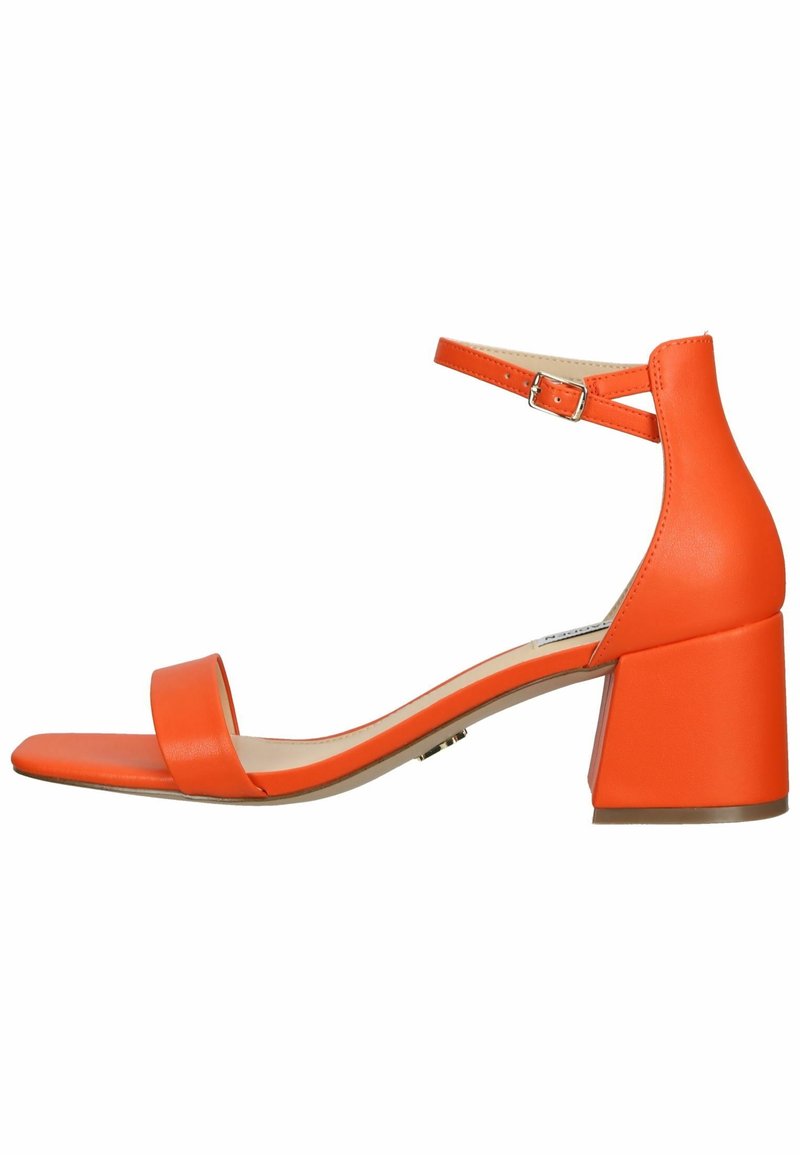 Sandale à talons hauts orange avec bride à la cheville, talon bloc et bout ouvert, présentée sur fond blanc.