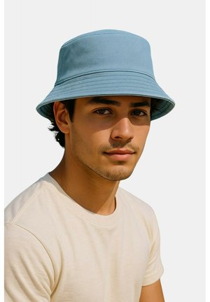 Hellblauer Eimerhut aus weichem Stoff mit breiter Krempe und dezenter Textur. Das Modell trägt darunter ein T-Shirt in neutraler Farbe.