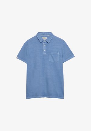 Blå polo-shirt med korte ærmer, krave, tre knapper og en lille brystlomme på en hvid baggrund.