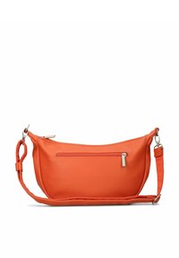 Orange Leder Umhängetasche mit vorderer Reißverschlusstasche, verstellbarem Tragegurt und silberfarbenen Beschlägen vor weißem Hintergrund.