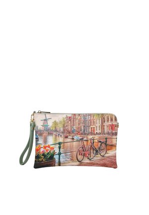 Piccola pochette con cerniera e cinturino da polso, con una stampa paesaggistica di un canale, biciclette, tulipani e edifici tradizionali europei.