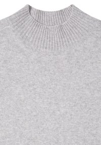 Hellgrauer Pullover mit geripptem, hohem Kragen, weicher Textur und einem dezenten Muster im gesamten Stoff.