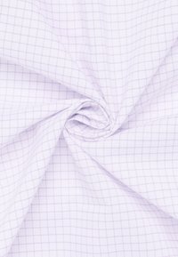 Lichtpaarse geweven stof met een fijn ruitpatroon en een zachte textuur. Het materiaal lijkt lichtgewicht en soepel, met een subtiele glans.