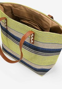 Borsa tote a righe realizzata in tessuto testurizzato giallo, blu e beige, con manici in pelle marrone e una fodera interna marrone.