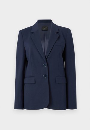 Blazer navy in tessuto morbido, con due bottoni, rever a punta, tasche frontali e vestibilità su misura.