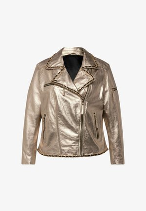 Metallic gold Kunstleder-Motorradjacke mit Reißverschlusstaschen, Nietenakzenten und schwarzem Innenfutter. Verfügt über einen Schildkrötkragen und einen asymmetrischen Reißverschluss.