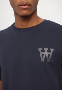 DOUBLE A BY W.W. ACE CHEST PRINT UNISEX - Triko s potiskem - dark navy