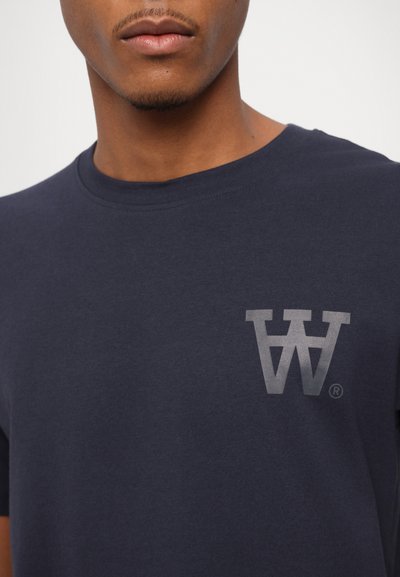 WOOD WOOD ACE CHEST PRINT UNISEX - Camiseta estampada - dark navy