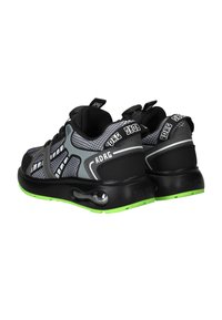 Une paire de chaussures de sport noires et grises avec des semelles vertes, arborant la marque "RDRG" et un coussin d'air dans la zone du talon.