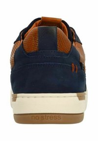 Marineblauwe sneakers met bruine geperforeerde accenten, voorzien van een gestructureerde achterkant en een witte zool met "no stress" in reliëf aan de zijkant.