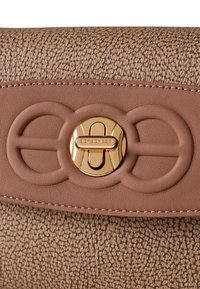 Borsa a mano in pelle marrone con dettagli in taupe liscio, caratterizzata da un design embossato e da un clasp in tonalità oro con dettaglio del logo.