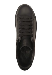 Sneaker in pelle nera con punta arrotondata, lacci piatti e colletto imbottito. Texture liscia, design minimalista senza branding visibile.