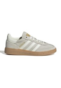 Baskets Adidas en daim beige clair avec bandes blanches, semelle en gomme et marquage doré "MESSI" sur le côté.
