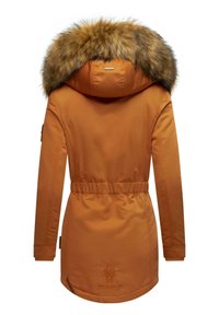 Parka orange avec capuche en fausse fourrure, taille cintrée, manches longues et logo brodé dans le dos. Extérieur lisse et design chaud.