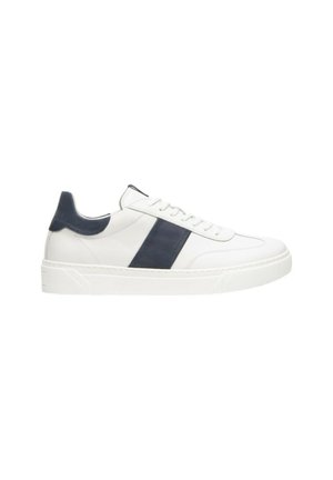 Sneakers bianchi in pelle con una striscia laterale blu navy, punta rotonda e suola in gomma texturizzata. Design con lacci e colletto imbottito.