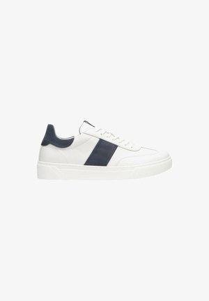 Sneakers bianchi in pelle con una striscia laterale blu navy, punta rotonda e suola in gomma texturizzata. Design con lacci e colletto imbottito.