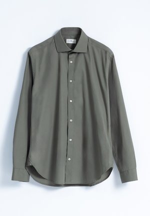 Camisa de manga larga verde oliva, hecha de un tejido suave, que presenta un cuello puntiagudo, cierre frontal con botones y un dobladillo redondeado.