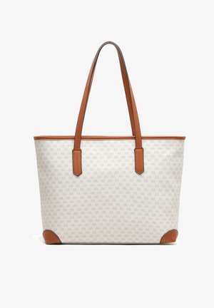 Witte tote bag met herhaald lichtgrijs logo-patroon, bruine leren accenten en lange, bruine handvatten; gestructureerde vorm met hoek piping.